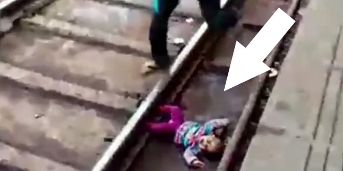 Trenden inerken annesinin kucağından düştü!