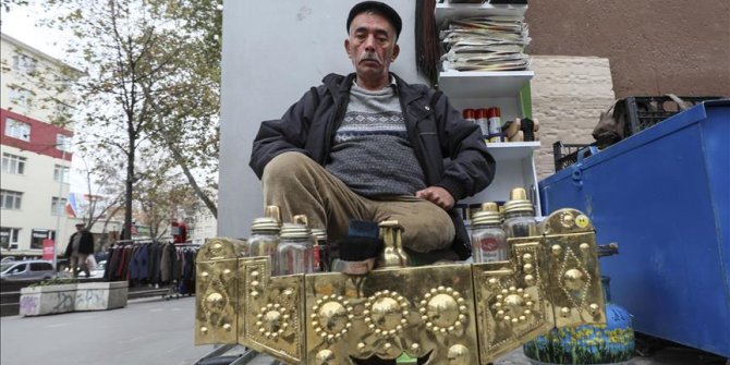 Tek bacağı ile ailesini geçindiriyor