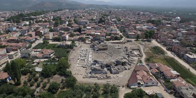 Tarihi tiyatro kazısında şaşırtan keşif!
