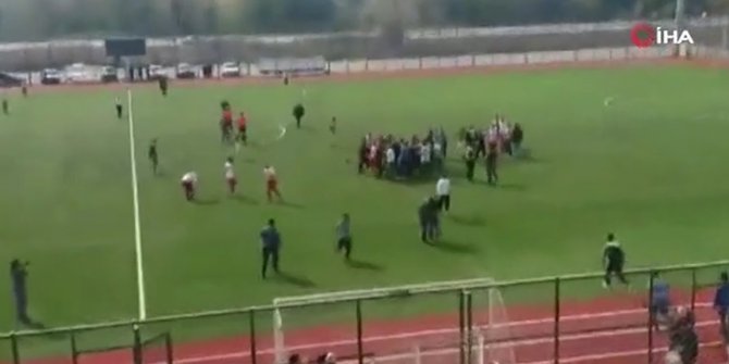 Maçta kavga çıktı, 11 futbolcu kırmızı kart gördü