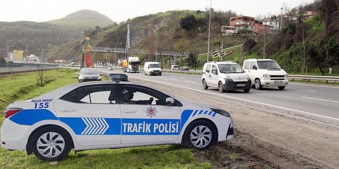 Maket polis aracını gören sürücüler frene bastı