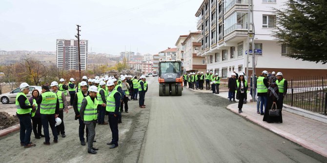 Asfalt yerine betonla yapılan yolu incelediler