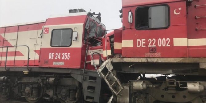 Sivas'ta yolcu treni ile yük treni çarpıştı!