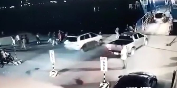 Feribot kuyruğunda dehşet: Araç yolcuların arasına daldı sonra denize uçtu