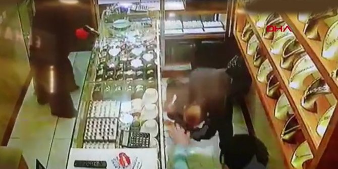 Kurşun yağdıran soyguncuya telefonla direndi