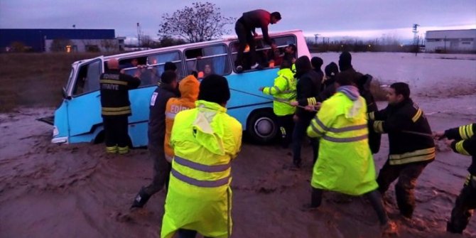 Hastaneyi su bastı, yollar göle döndü