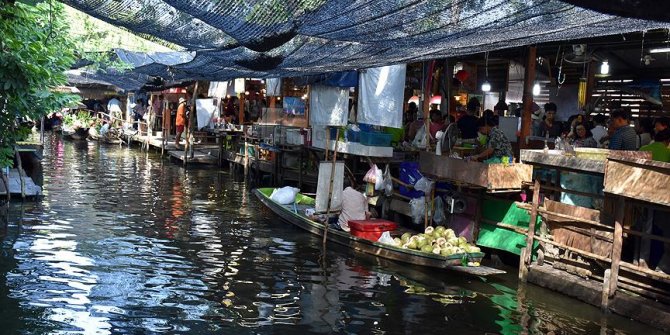 Tayland'ın yüzen pazarları turistleri çekiyor