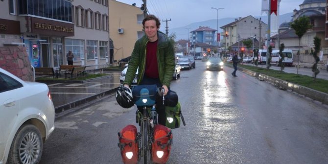 Hindistan'daki eşinin yanına bisikletle gidiyor