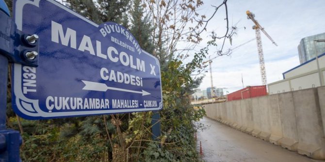 ABD Büyükelçiliğinin bulunduğu caddeye 'Malcolm X' tabelası asıldı