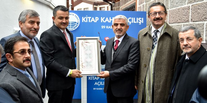 Başkan Tiryaki Hamamönü'nde kitap kafenin açılışına katıldı