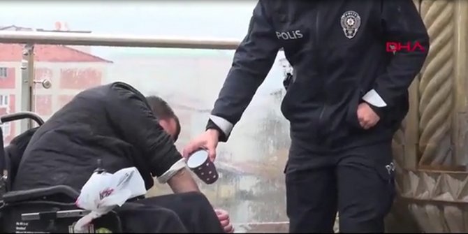 Polis memurundan engelli vatandaşa abdest yardımı
