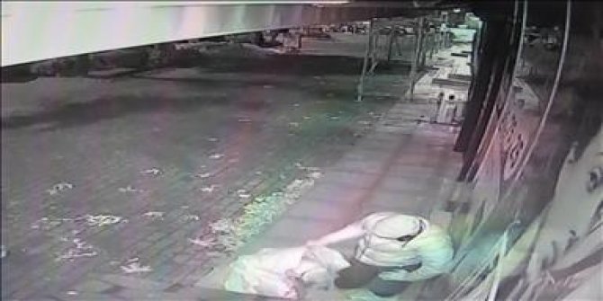 Üşüyen sokak köpeğini görünce bakın ne yaptı!