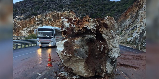 Demre-Kaş karayoluna kaya düştü