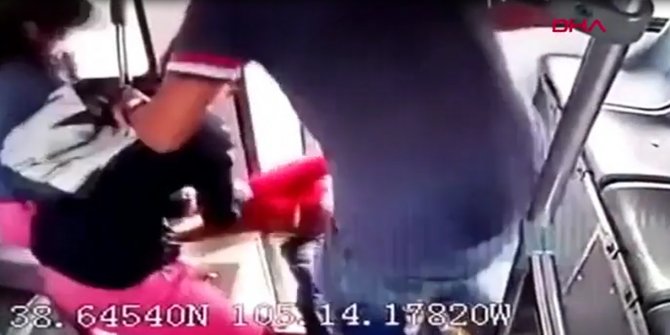 Kapkaçı fark eden yolcular hırsızı tekme tokat dövdü
