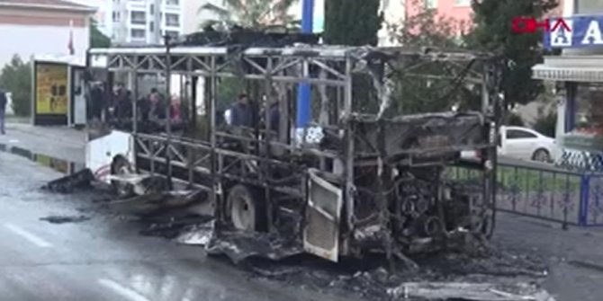 Otobüs alev aldı yolcular canını zor kurtardı