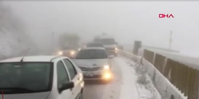 Bolu Dağı geçişinde kar nedeniyle ulaşım aksadı