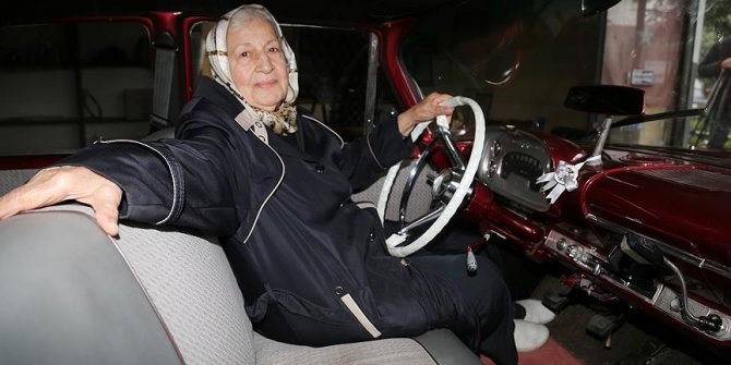 Eşinden kalan otomobile gözü gibi bakıyor