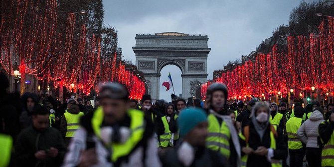 Macron'un açıklamaları 'sarı yelekliler'i yine memnun etmedi