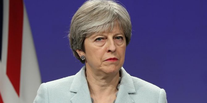 Theresa May'den güven oylaması zaferi