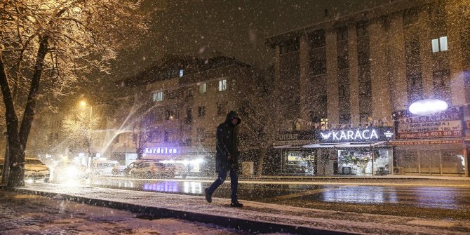 Başkent'te kar yağışı etkili oldu