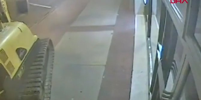 İş makinesi ile banka soydular