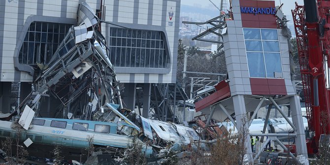 YHT kazasında enkaz kaldırma çalışmalarına kar nedeniyle ara verildi
