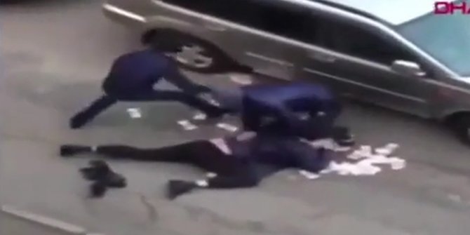 Önce darp edip sonra yere savrulan paraları yağmaladılar
