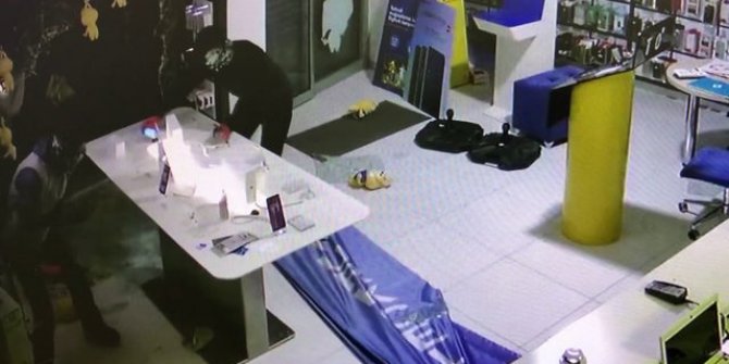 Aynı kişiye ait iki cep telefonu mağazasını 20 dakika arayla soydular