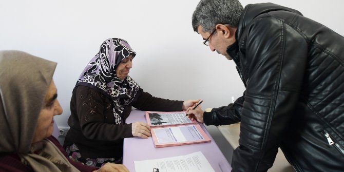 ''Kör müsün okusana!'' diyen görevliye kızıp okumayı söktü