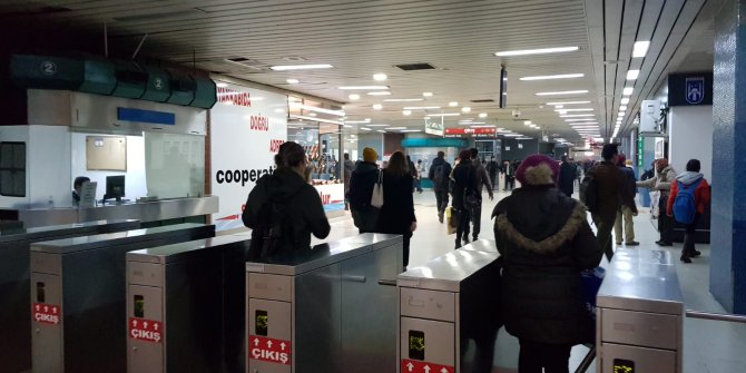 ''Metro durakları soğuk üşüyoruz''