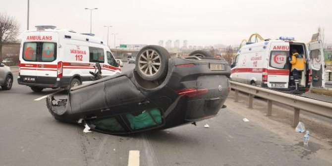 Otomobil, bariyerlere çarpıp, takla attı: 3 yaralı