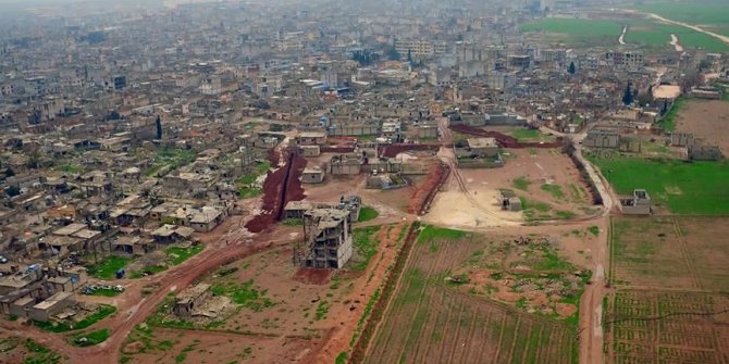 YPG/PKK'nın Ayn el-Arap'ta kazdığı hendek ve tüneller görüntülendi