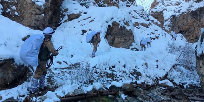 Van'da 4 sığınakta PKK silah ve mühimmatı ele geçirildi