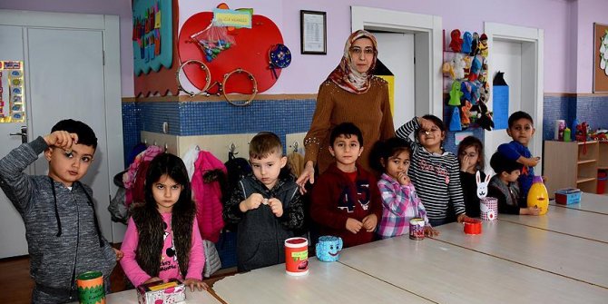 Minik öğrencilerin kumbaraları Mehmetçik için doluyor