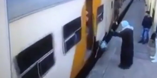Hareket halindeki trene binmeye çalıştı: Canından oldu