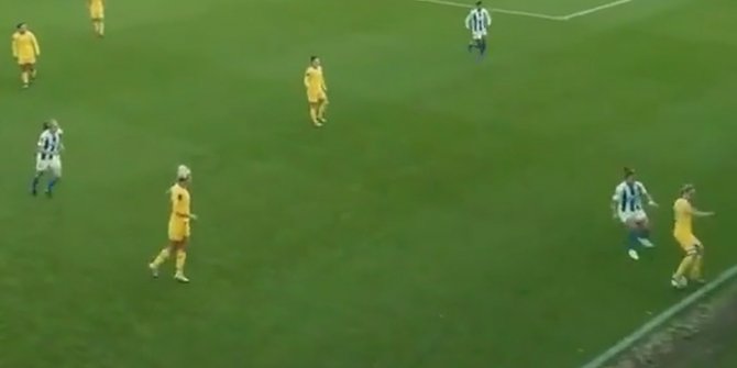 Kadın futbolcudan rakibine muhteşem çalım