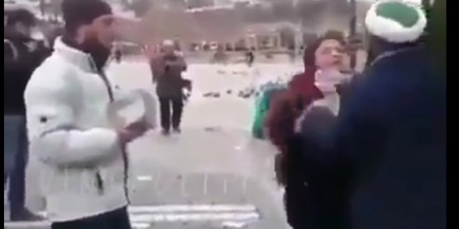 Müslüman “NOEL kutlamaz” yazılı broşür dağıtan adama bir kadın böyle saldırdı