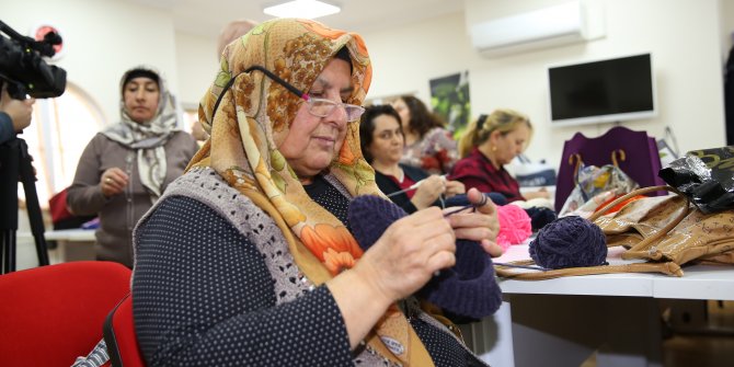 etiSEM kursiyerleri ilmeklerini köy çocukları için attılar