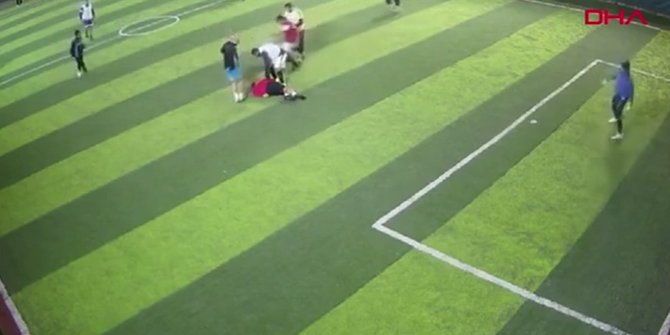 Halı sahada korku dolu anlar: Bir anda yere yığıldı