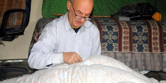 48 yıldır iğne ile 'yün yorgan' dikiyor