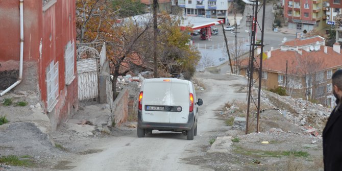 Mimar Sinan'da yol da bozuk, kaldırım da