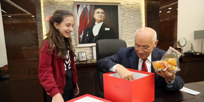 Öğrencilerde Fethi Yaşar'a yılbaşı hediyesi