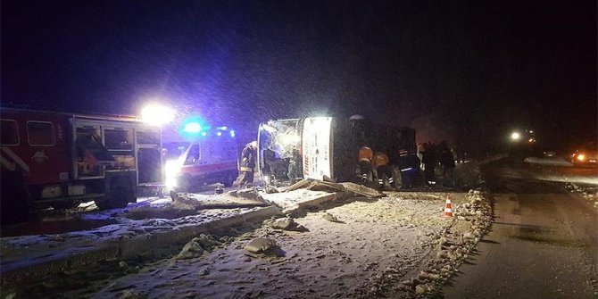 2 şehirde yolcu otobüsü devrildi: 3 ölü, 40 yaralı