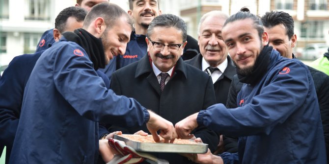 Başkan Veysel Tiryaki'ye futbolculardan sevgi gösterisi