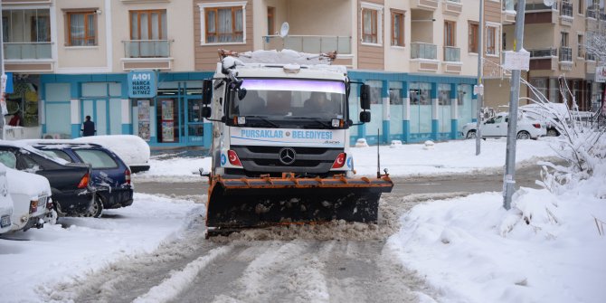 Pursaklar'da kar, günlük hayatı aksatmadı