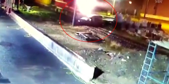 Yük treni otomobile çarptı: O anlar kamerada!