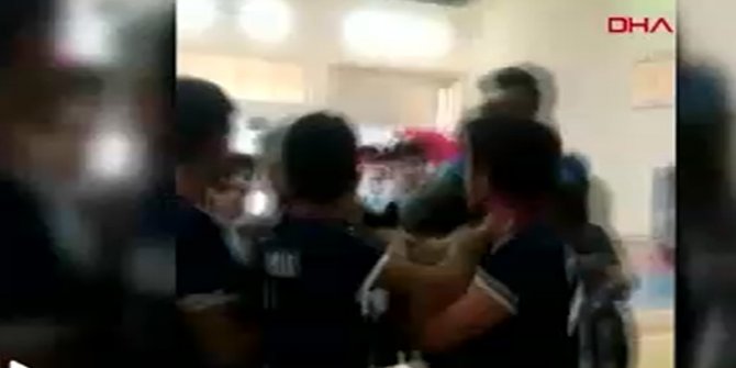 Bir anda ortalık karıştı! Öğrenciler birbirlerine girdi