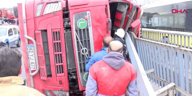 Bayrampaşa'da et yüklü TIR devrildi: 2 yaralı