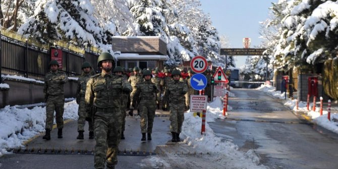 Askerler Ankara sokaklarını inletti