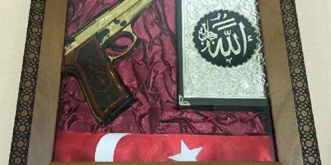 Bahçeli'nin Akar'a hediye ettiği tabancanın fotoğrafı